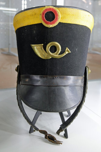 Jäger Tschako, ca. 1805, mit Signalhorn und schwarz-rot-goldener Stoffkokarde © Björn Leo, Büdingen